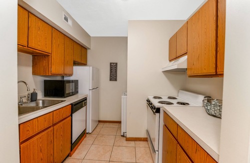 Akron Apartment | Comfy 2BR Walk to Summa Near Akron Hospitals & UA