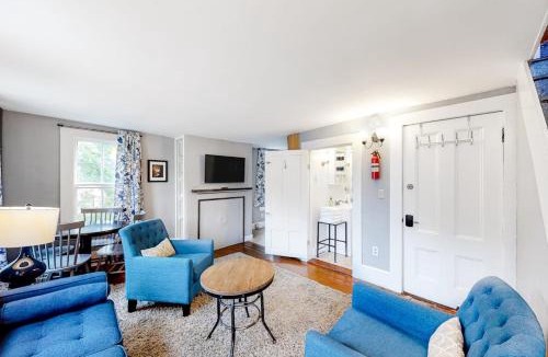 Castine House | Comfy Downtown Getaway w/Full Kitchen - Close to the Beach