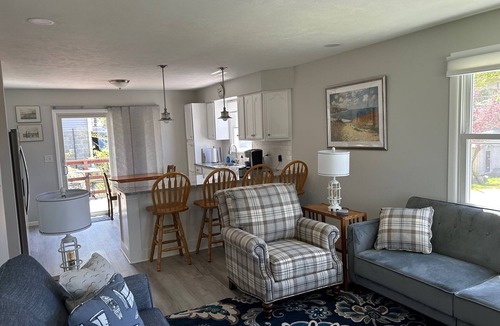 North East House | Completely Remodeled Lake House w 3 bedrooms 2 bath, deck w/amazing beach view
