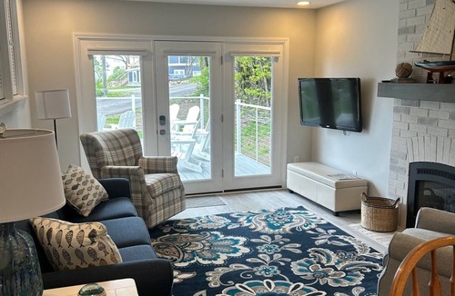 North East House | Completely Renovated Lake House - Lake Erie & Fireplace
