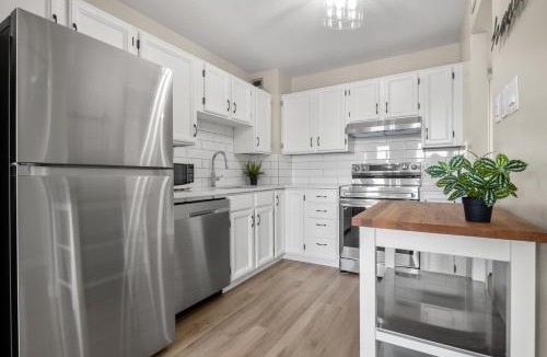 Connaught Apartment | Contemporary, cozy & easy to Rocky Mountains from Calgary !