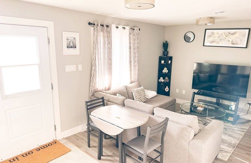 Terra Nova Apartment | Convenient Airport Getaway – Relaxing, Safe, and Perfect for All Travelers.
