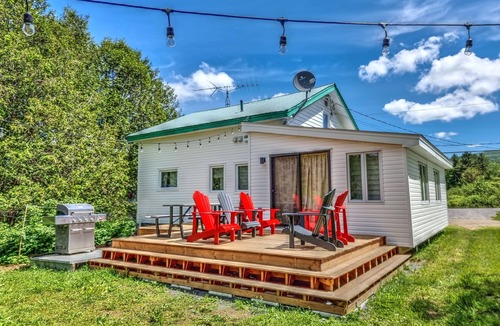 Bolton-Ouest House | Cool & cosy retreat with private lake, paddleboard/kayaks, trails and firepit