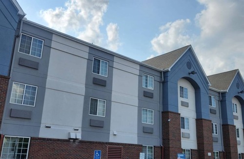 Richfield Hotel | Coratel Suites Extended Stay MSP Airport Minneapolis-Queen Suite Kitchenette NS