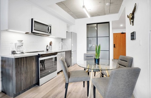 Byward Market - Parliament Hill Apartment | Corporate Stays - Stylish 1BR with Premium Amenities and Rooftop Terrace Access