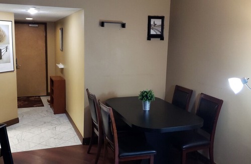 Bay Street Corridor Apartment | ⍟ Cosy up in Downtown ⍟ Jacuzzi