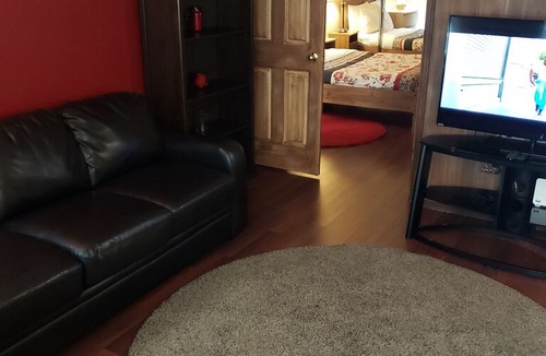 Bay Street Corridor Apartment | ⍟ Cosy up in Downtown ⍟ Jacuzzi