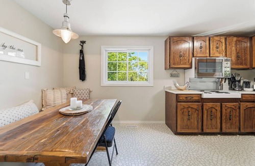 Bluewater Cottage | Cottage by the Sea | King Bed + Hot Tub + Walkable Winery