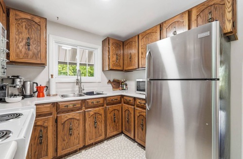 Bluewater Cottage | Cottage by the Sea | King Bed + Hot Tub + Walkable Winery