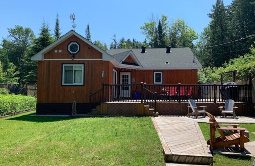 Waubaushene Apartment | Cottage Hot Tub, Sauna & Beach near Georgian Bay