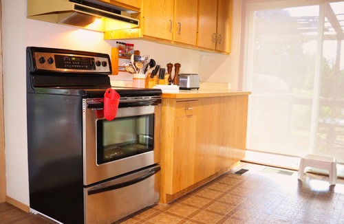 Bailieboro House | Cottage on the Pond Modern furnished 4 bedroom house on a private pond