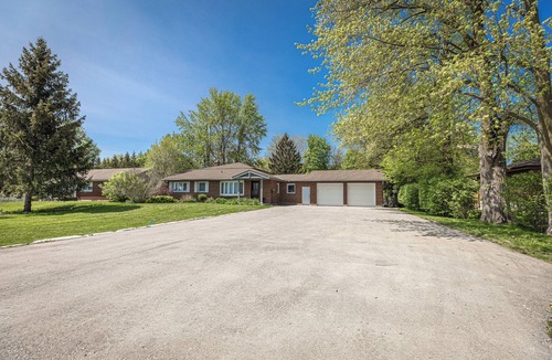 London House | Cottage Style living within city limit!