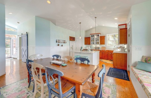 Manistee Cottage | Cottage w/Private Beach + Fire Pit in Manistee!