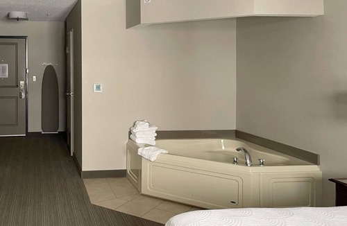 Houghton Hotel | Country Inn & Suites by Radisson, Houghton, MI