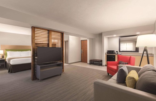 Erie Hotel | Country Inn & Suites by Radisson Erie