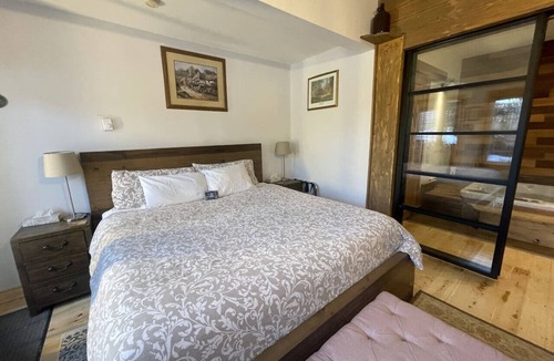 Wolfville Bed & Breakfast | Country Suite - Private HotTub, KingBd, Downtown