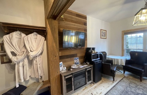 Wolfville Bed & Breakfast | Country Suite - Private HotTub, KingBd, Downtown