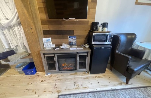 Wolfville Bed & Breakfast | Country Suite - Private HotTub, KingBd, Downtown
