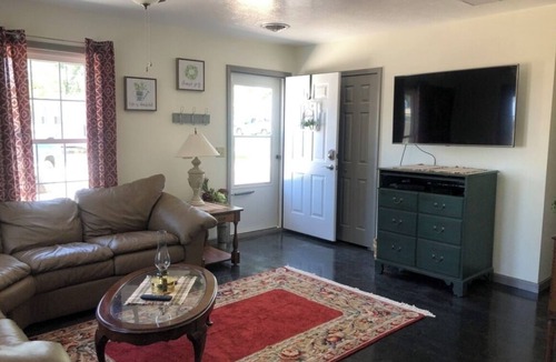 Geneva-on-the-Lake Cottage | Country Villa: 3 bedroom private cottage