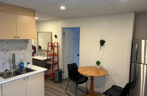 Knowlton Apartment | Couples pleasant Village getaway Queen Bed