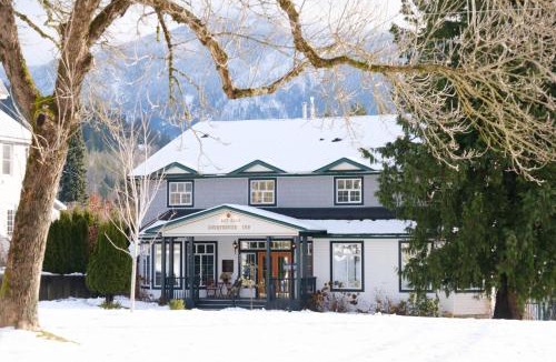 Revelstoke Hotel | Courthouse Inn Revelstoke