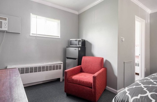 Riverview House | Cozy Private Room with Bath| Sleeps 4| Free parking