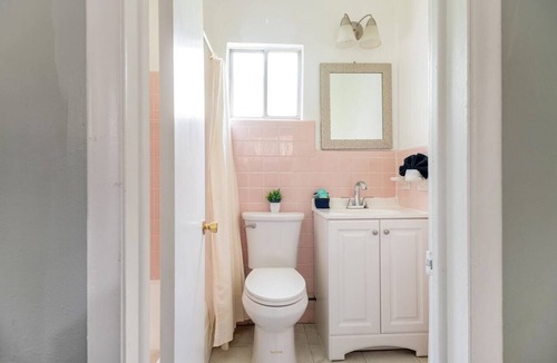 Riverview House | Cozy Private Room with Bath| Sleeps 4| Free parking
