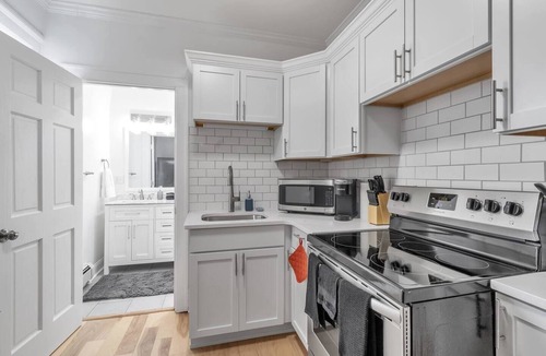 Front Park Apartment | Cozy 1 Bed in Historic Mansion