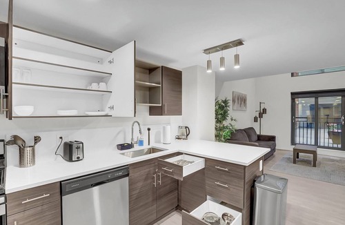 Gateway District Apartment | Cozy 1-bedroom apartment with AC in downtown Cleveland