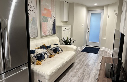 Palmerston House | Cozy 1 bedroom Apt in the Annex. Great Location