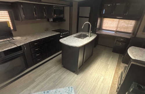 Cortland House | Cozy 1-bedroom Camper on the lake with AC in adorable Cortland.