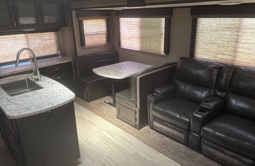 Cortland House | Cozy 1-bedroom Camper on the lake with AC in adorable Cortland.