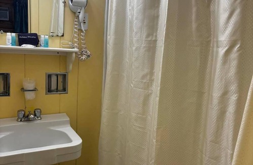 West Eaton Hotel | Cozy 1-bedroom hotel room in serene Hamilton - #317 Chenango