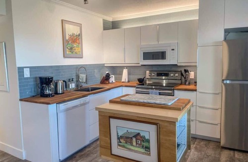 Yellowknife Apartment | Cozy 1 br apartment in Old Town by lake