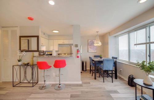Lakewood Apartment | Cozy 12th-Floor Studio w/Lake Erie Views!