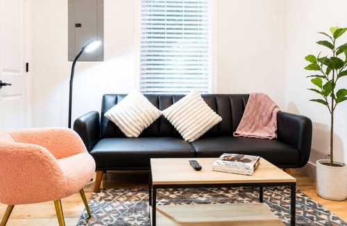 Corn Hill Apartment | Cozy 1BR with equipped kitchen, dining table, TV, Wi-Fi, near High Falls.