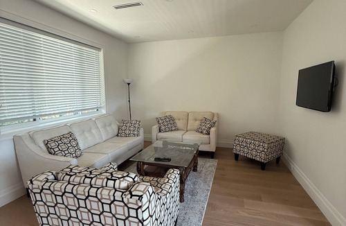 Langley House | Cozy 2 Bedroom Suite