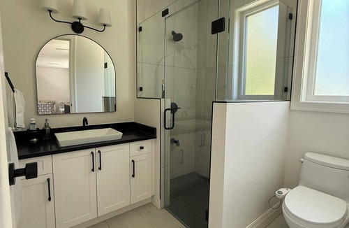 Langley House | Cozy 2 Bedroom Suite