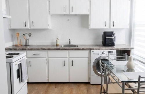 Saint Thomas Apartment | Cozy 2 bedroom apartment in downtown St. Thomas. Close to all amenities