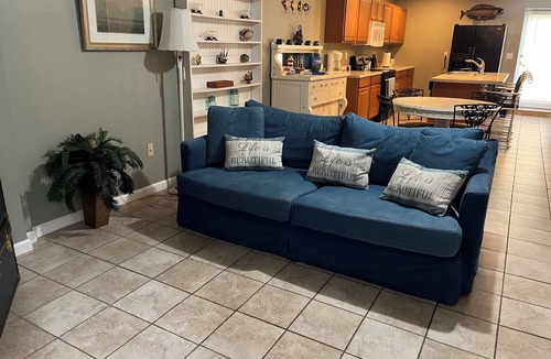 Lorain Condo | Cozy 2-bedroom apartment in charming Lorain with AC