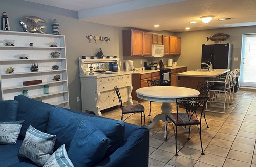 Lorain Condo | Cozy 2-bedroom apartment in charming Lorain with AC
