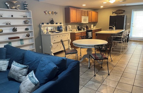 Lorain Condo | Cozy 2-bedroom apartment in charming Lorain with AC