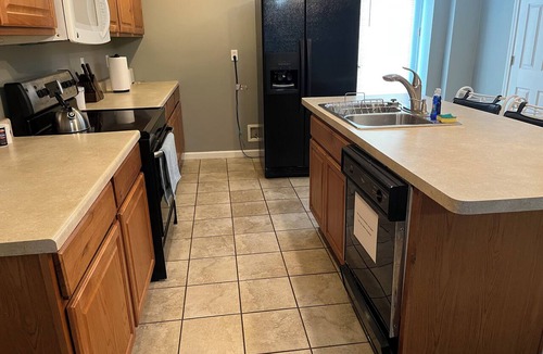 Lorain Condo | Cozy 2-bedroom apartment in charming Lorain with AC