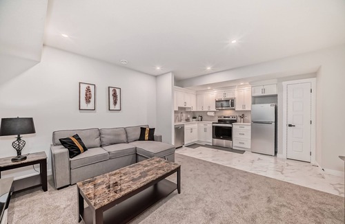 Evanston Apartment | COZY 2 BEDROOM SUITE IN AMBLETON