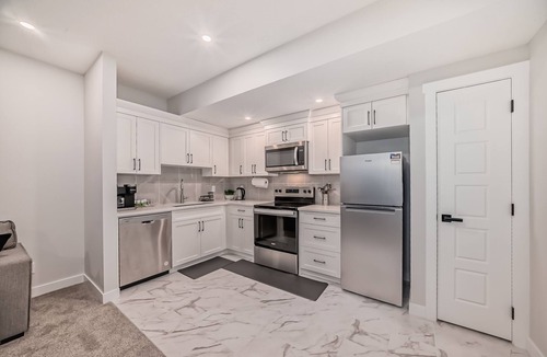 Evanston Apartment | COZY 2 BEDROOM SUITE IN AMBLETON