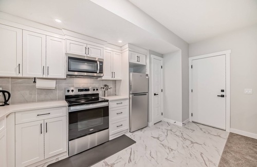 Evanston Apartment | COZY 2 BEDROOM SUITE IN AMBLETON