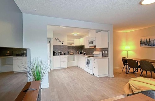 Rosscarrock House | Cozy 2 Bedroom Suite Near Ctrain Mall and Downtown