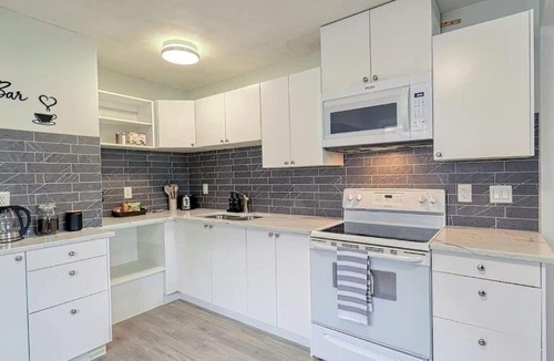 Rosscarrock House | Cozy 2 Bedroom Suite Near Ctrain Mall and Downtown