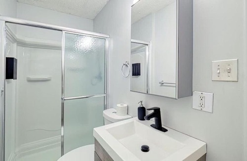 Rosscarrock House | Cozy 2 Bedroom Suite Near Ctrain Mall and Downtown