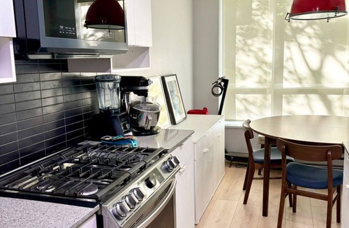 Yaletown House | Cozy 2-bedroom townhome in beautiful Vancouver with AC